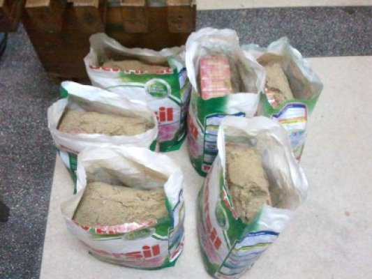 Contrabandiştii au imaginaţie: au ascuns ţigările în saci de dero